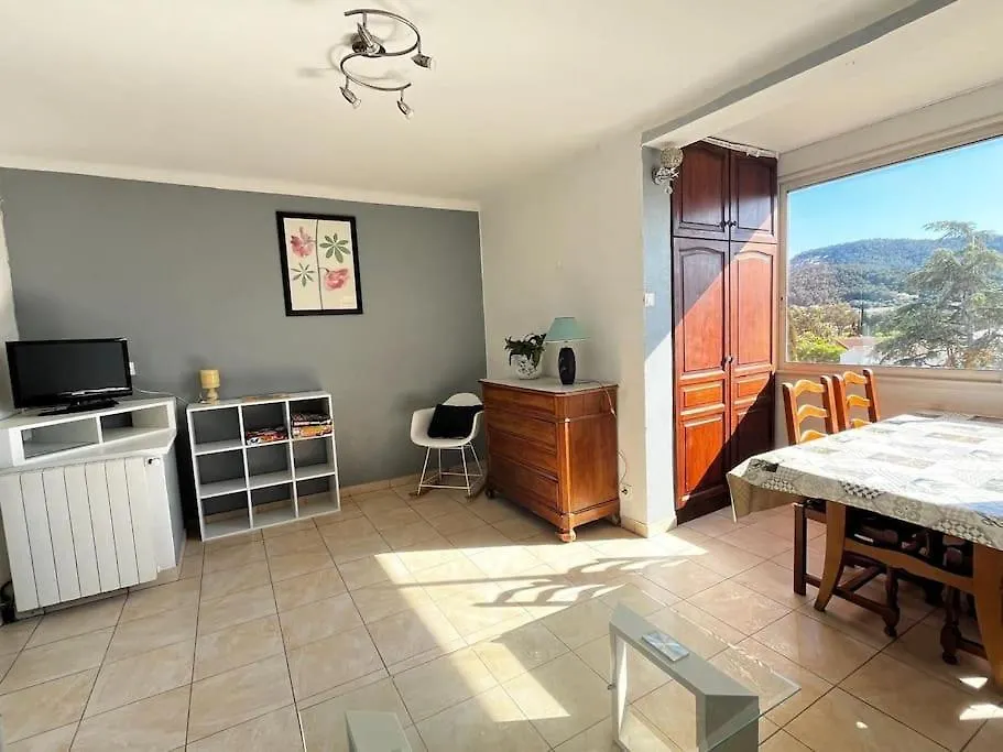 Appartement Avec 3 Chambres Hyeres 0*,  France